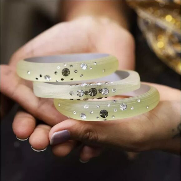 Susan Graver Set of 3 Acrylic Bangles with Crystal Accent NWOT - Picture 4 of 5